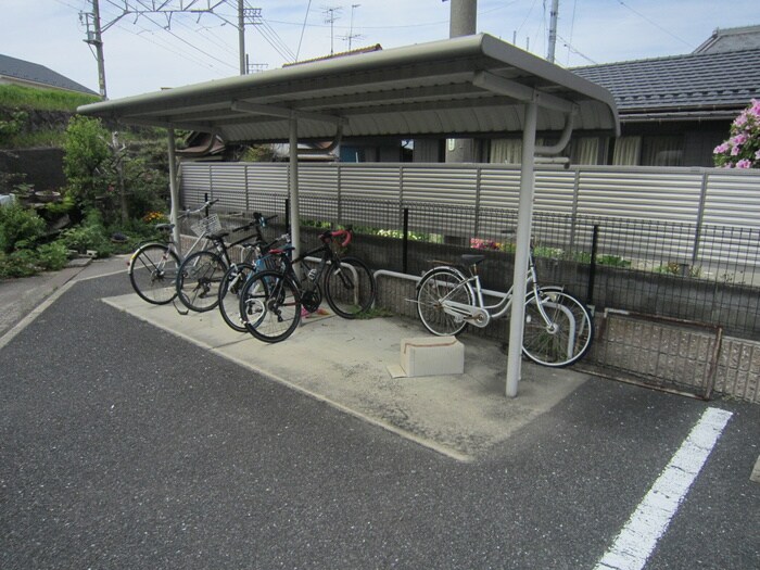 物件外観写真4　(駐輪場)