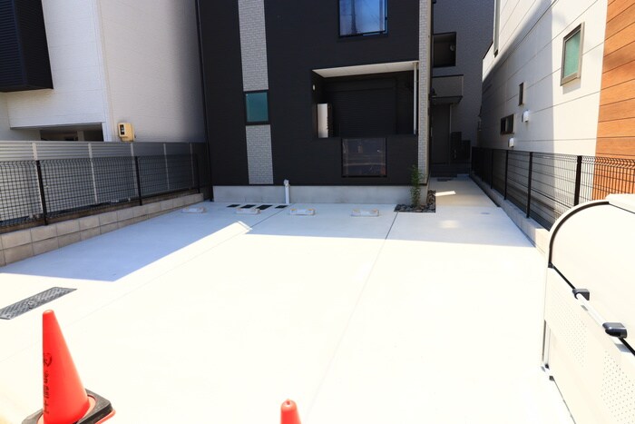 物件外観写真3　(駐車場)