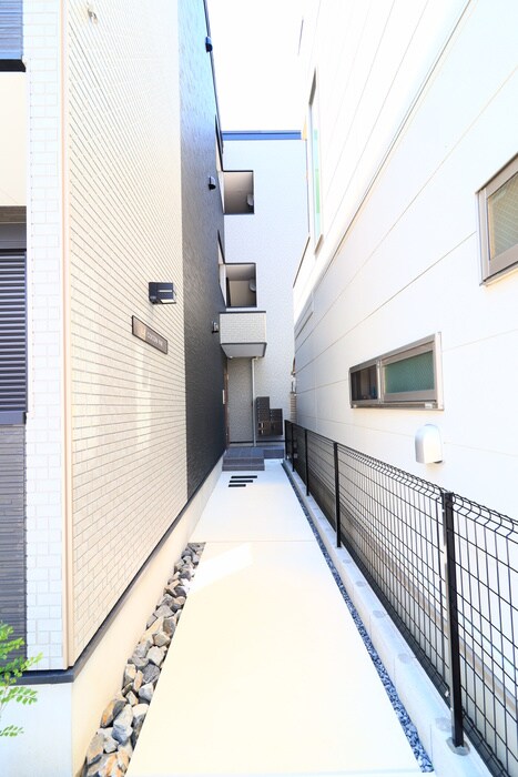 物件外観写真5　(エントランス部分)