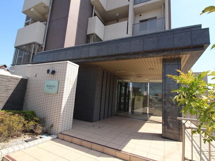 物件外観写真2　(エントランス部分)