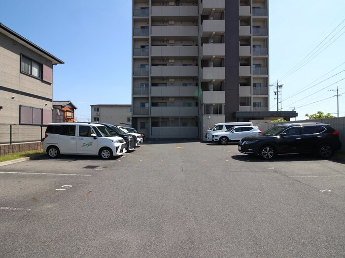 物件外観写真3　(駐車場)