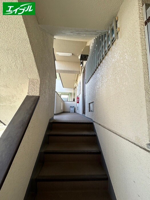 物件外観写真5　(エントランス部分)