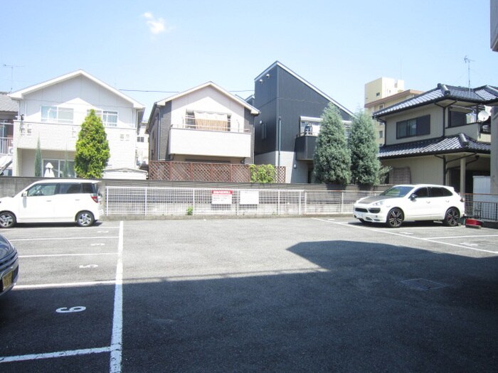物件外観写真4　(駐車場)
