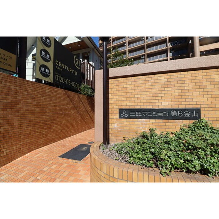 物件外観写真2　(エントランス部分)