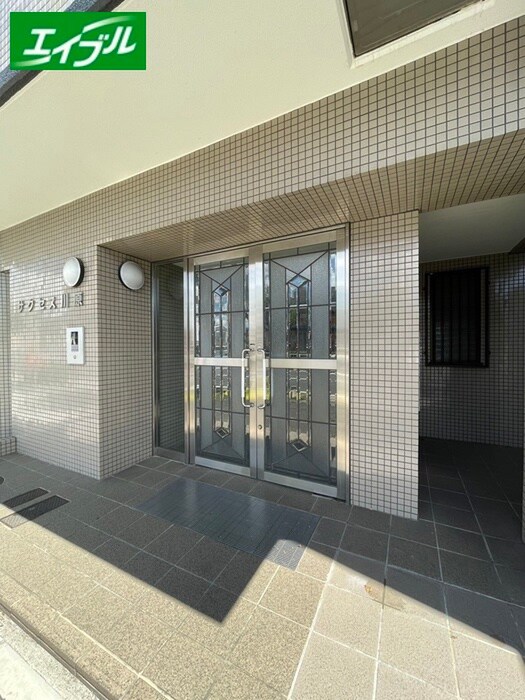 物件外観写真2　(エントランス部分)