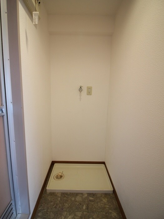 物件内観写真16　(洗濯機置場)