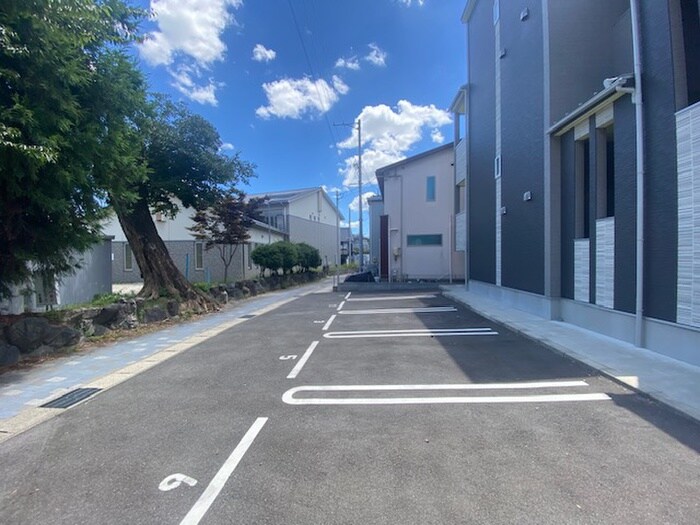 物件外観写真4　(駐車場)