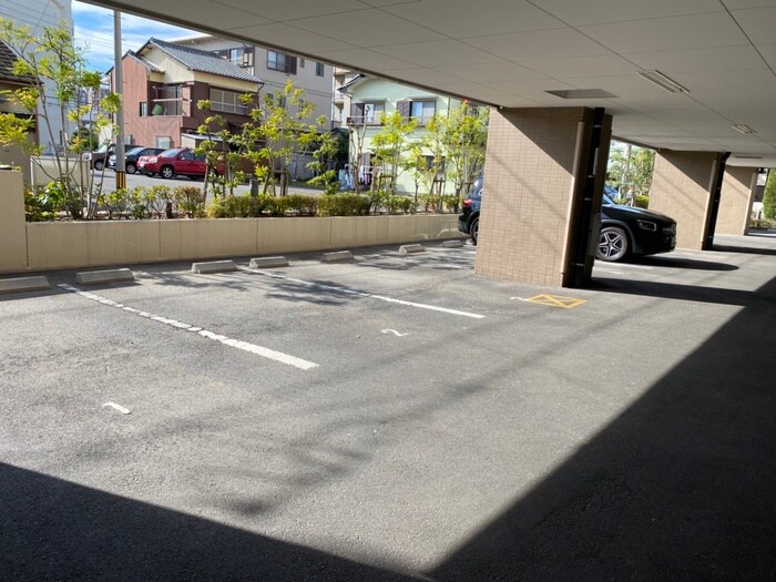 物件外観写真3　(駐車場)