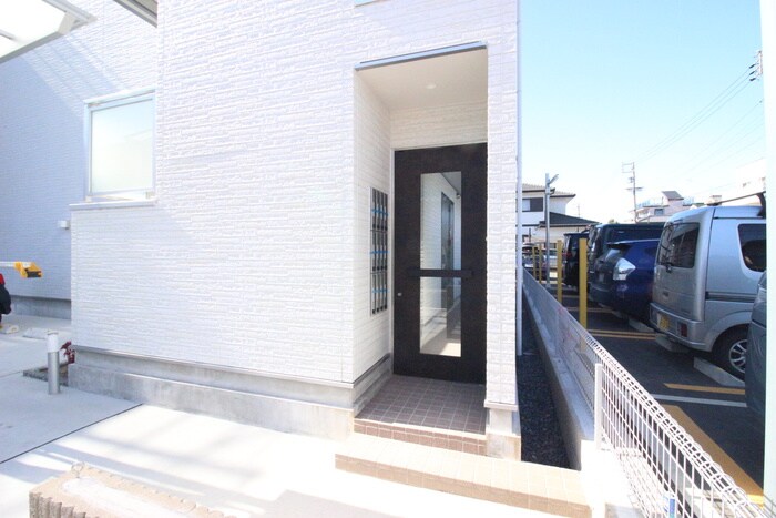 物件外観写真2　(エントランス部分)