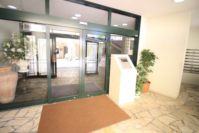 物件外観写真2　(エントランス部分)