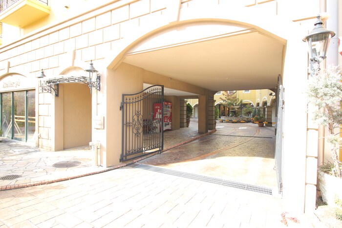 物件外観写真5　(エントランス部分)