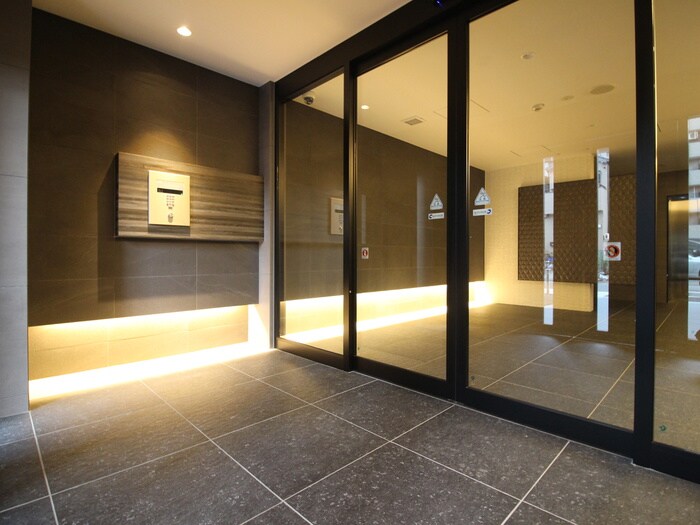 物件外観写真3　(エントランス部分)