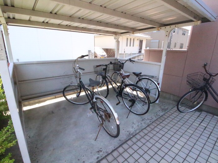 物件外観写真2　(駐輪場)