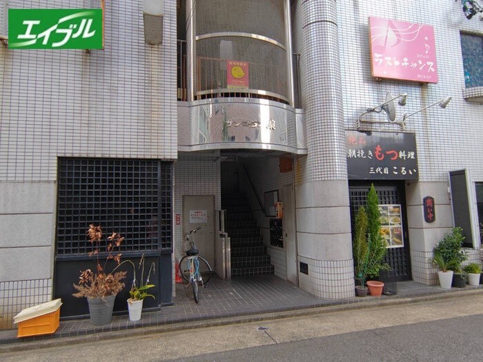 物件外観写真3　(エントランス部分)