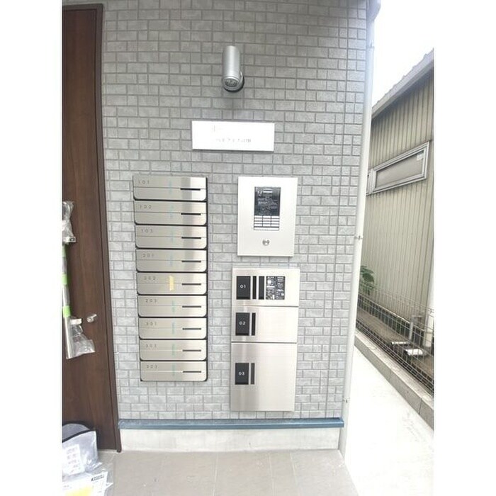 物件外観写真2　(エントランス部分)