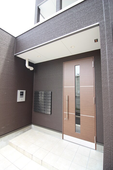 物件外観写真2　(エントランス部分)