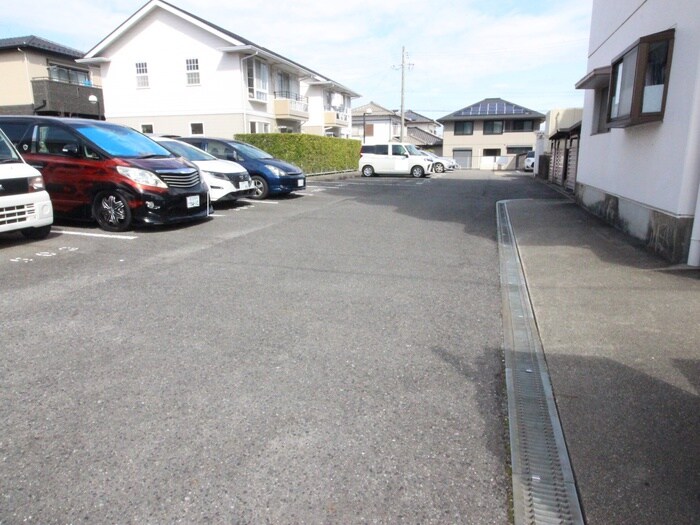 物件外観写真3　(駐車場)