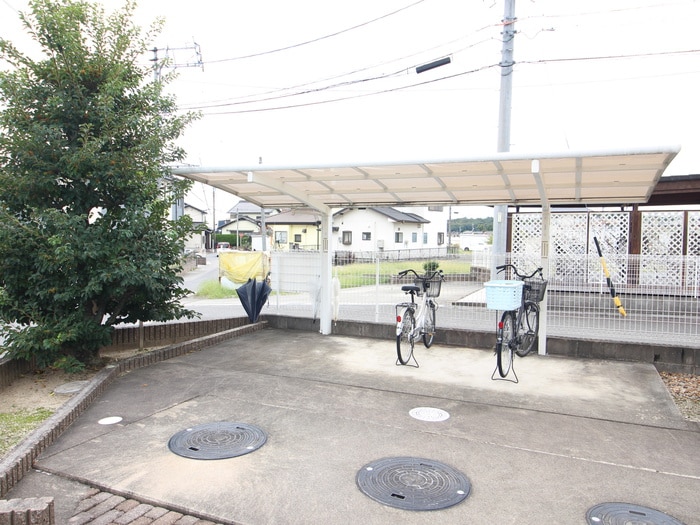 物件外観写真3　(駐輪場)