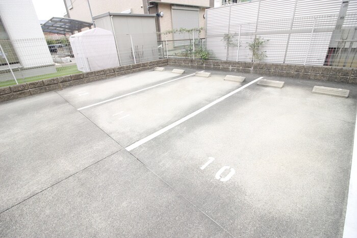 物件外観写真2　(駐車場)