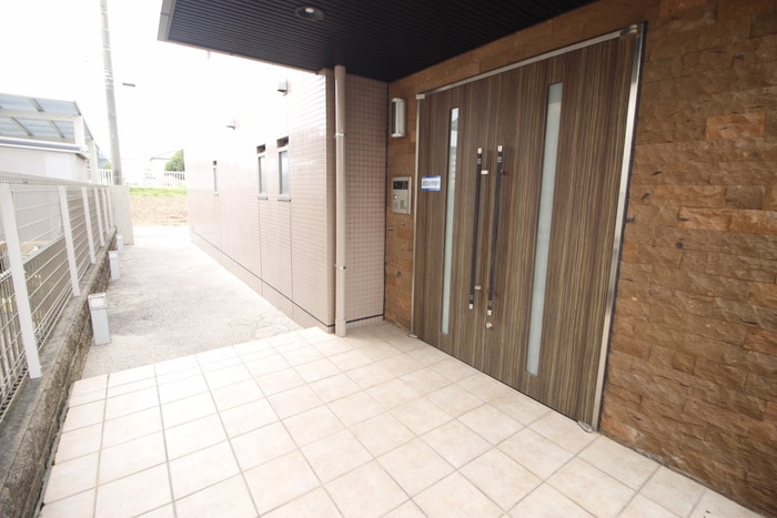 物件外観写真4　(エントランス部分)