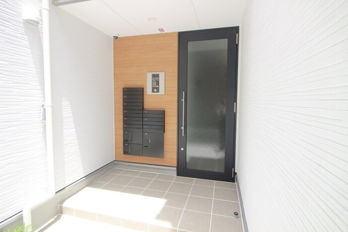 物件外観写真4　(エントランス部分)