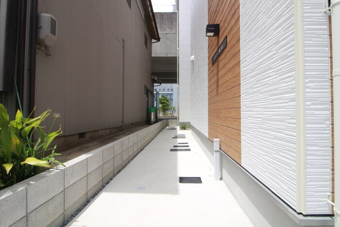 物件外観写真5　(エントランス部分)