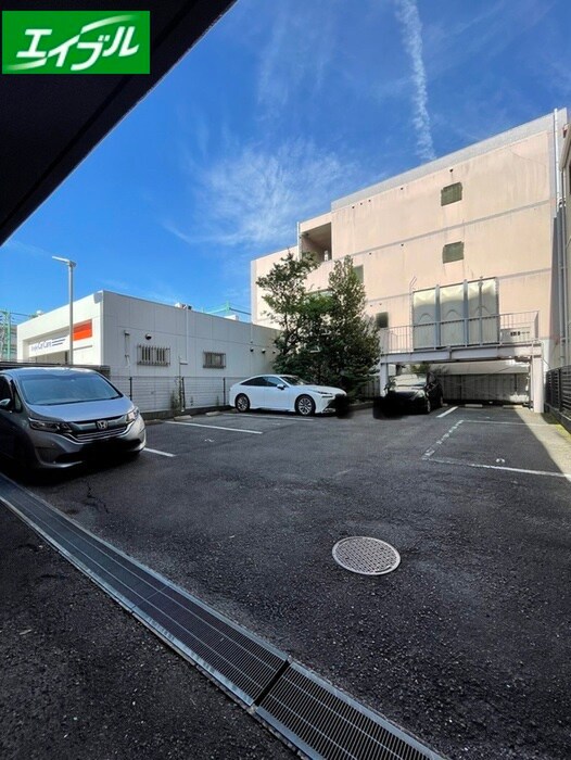 物件外観写真6　(駐車場)