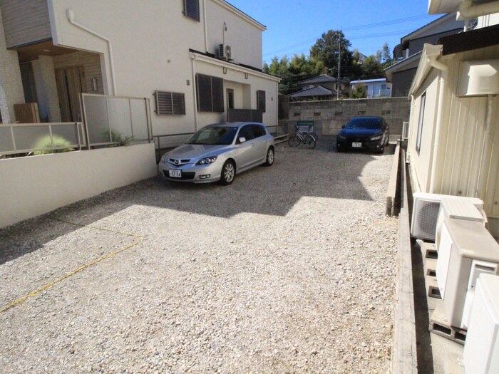 物件外観写真4　(駐車場)