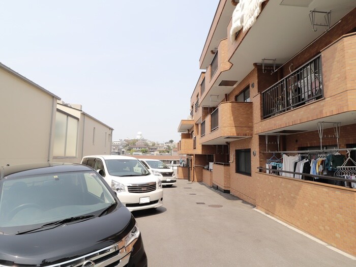 物件外観写真3　(駐車場)