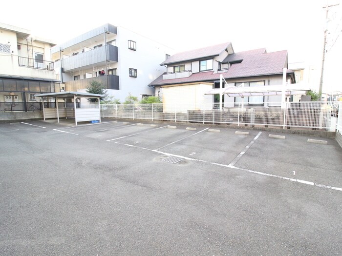 物件外観写真5　(駐車場)