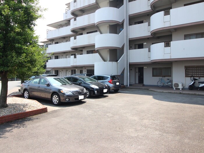 物件外観写真3　(駐車場)