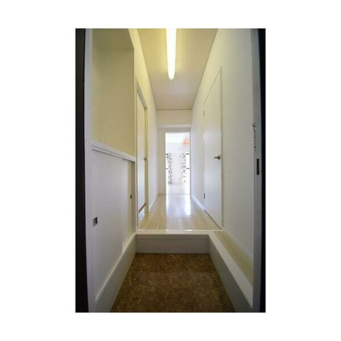 物件内観写真10　(玄関)