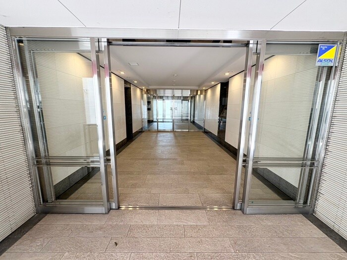 物件外観写真4　(エントランス部分)