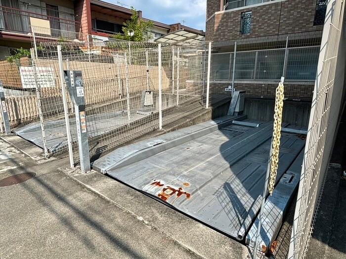 物件外観写真4　(駐車場)