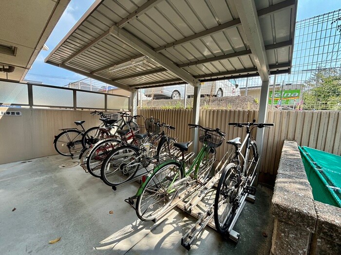 物件外観写真5　(駐輪場)