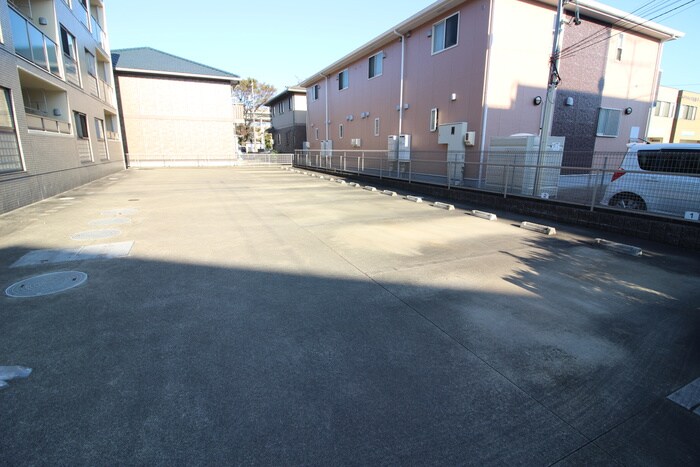 物件外観写真5　(駐車場)