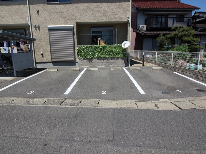 物件外観写真4　(駐車場)