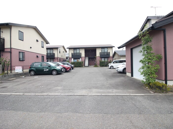 物件外観写真5　(駐車場)