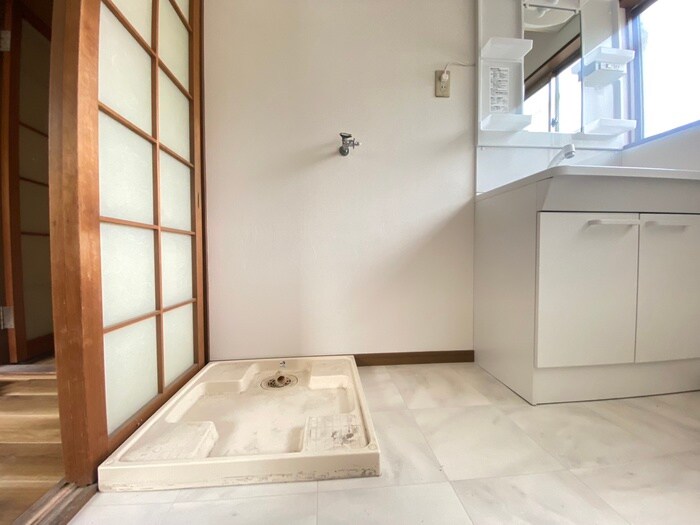 物件内観写真12　(洗濯機置場)