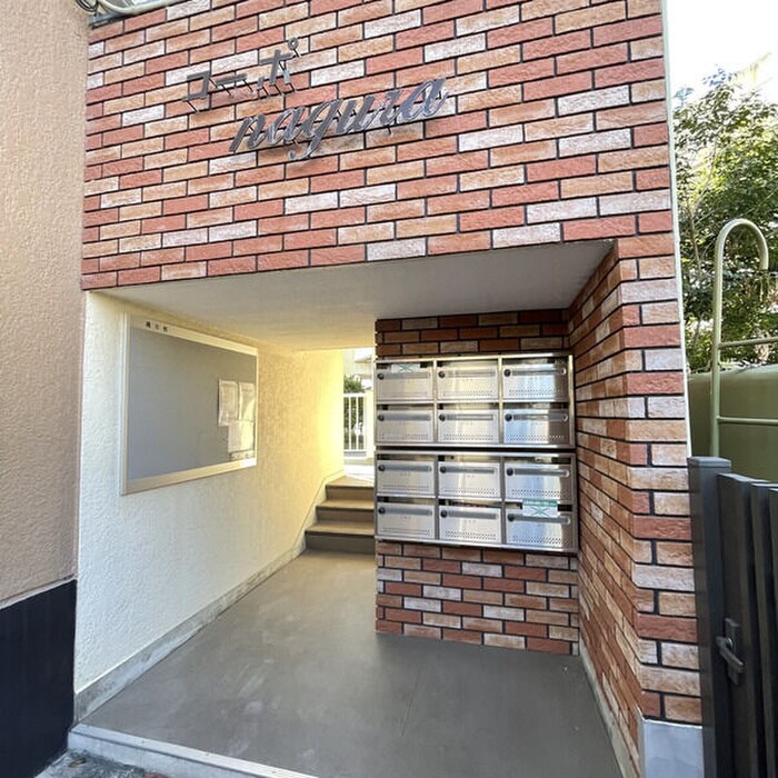 物件外観写真5　(エントランス部分)