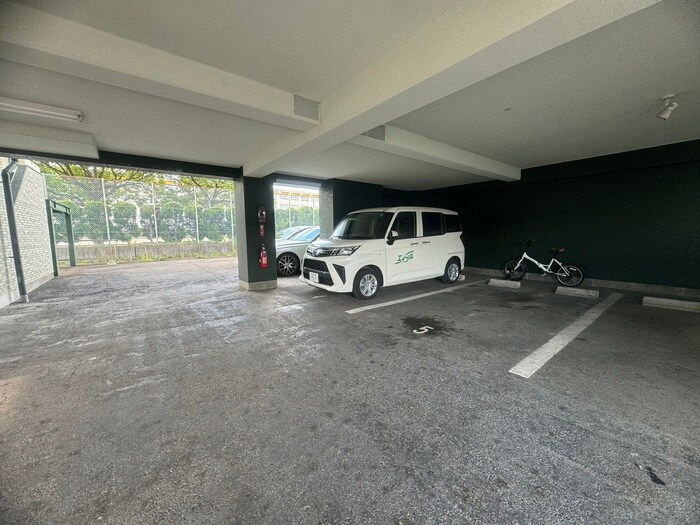 物件外観写真2　(駐車場)