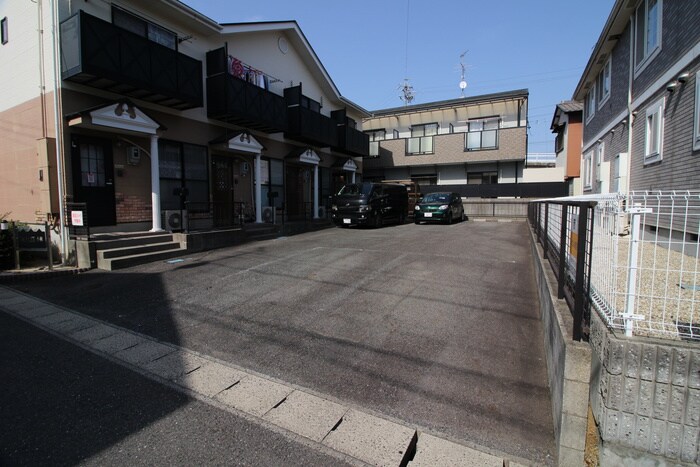 物件外観写真2　(駐車場)