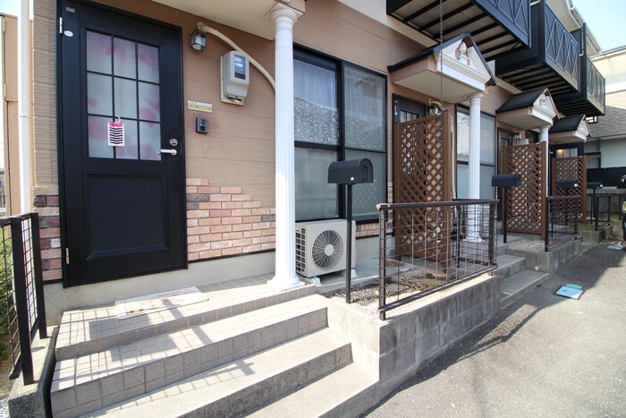物件外観写真5　(エントランス部分)