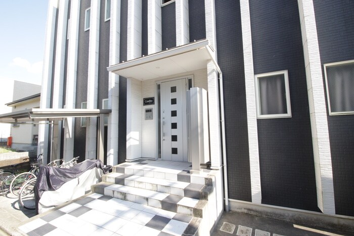 物件外観写真3　(エントランス部分)