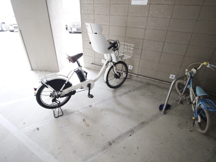 物件外観写真4　(バイク置き場)