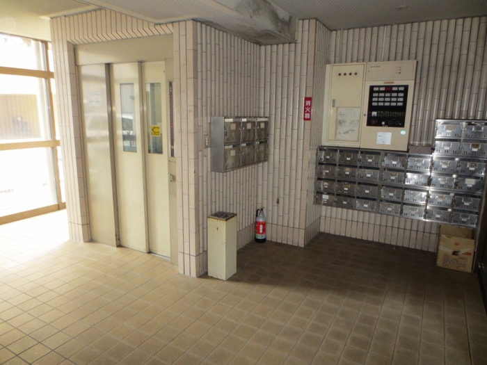 物件外観写真6　(エントランス部分)