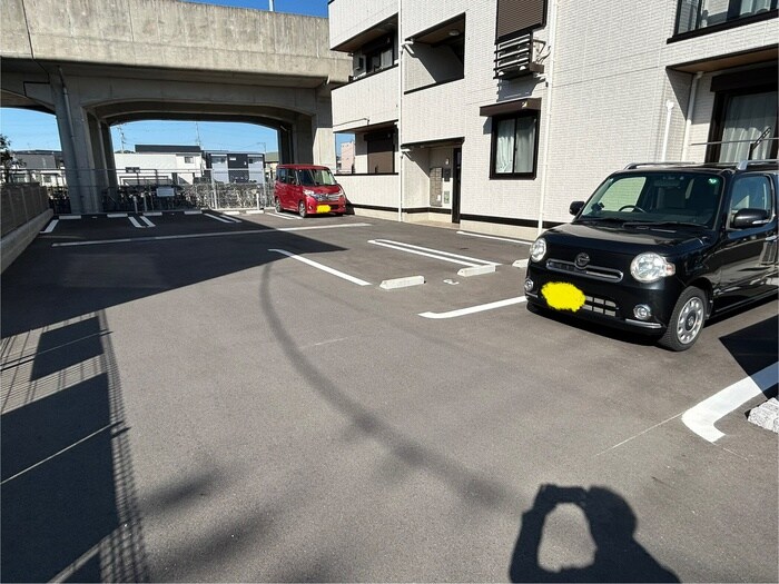 物件外観写真4　(駐車場)