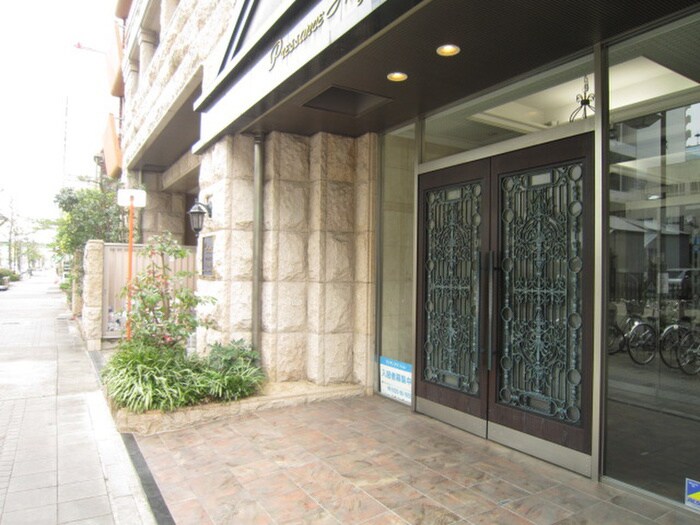 物件外観写真4　(エントランス部分)