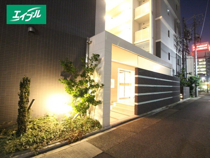 物件外観写真2　(エントランス部分)