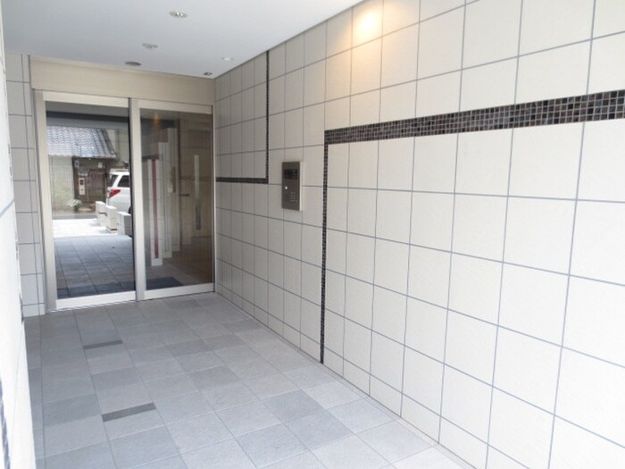 物件外観写真2　(エントランス部分)